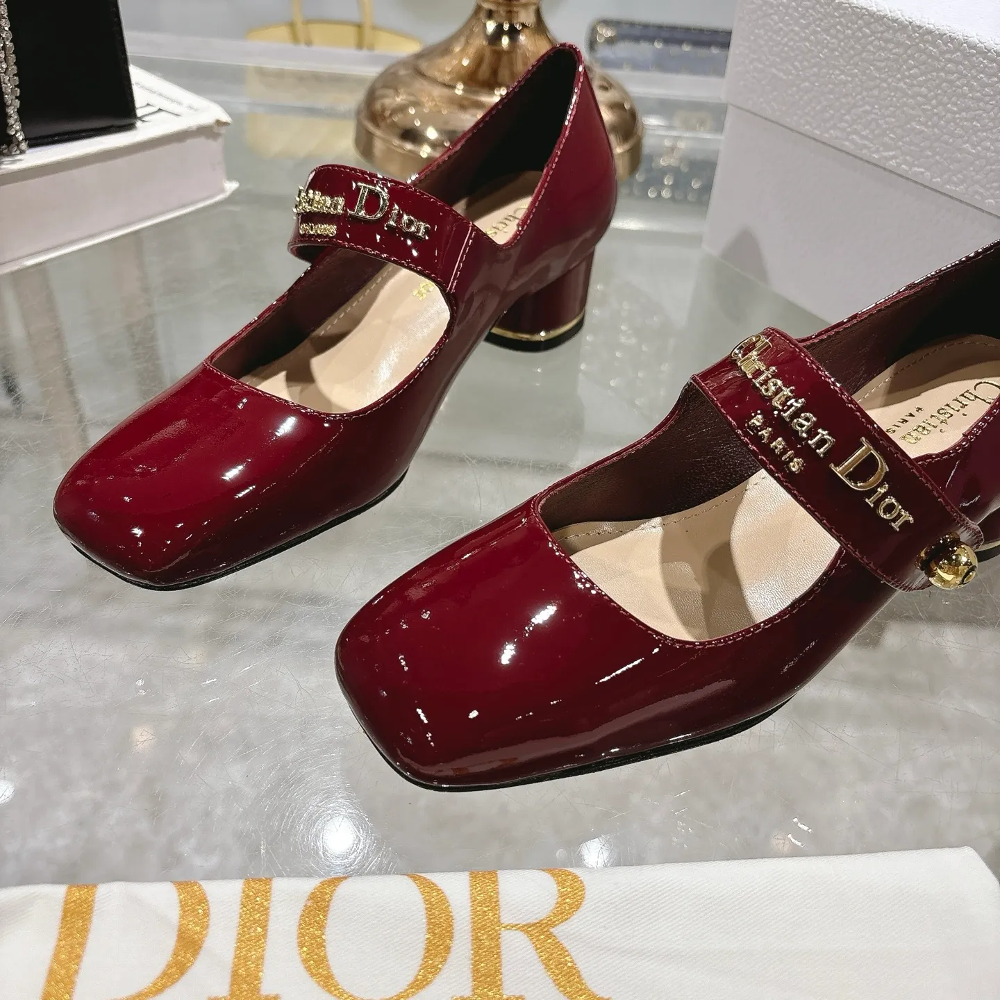 💕💕Factory direct selling price p560💕💕 💕25ss early spring new Dior Dior D-My hardware letter square toe high heels 👠This My Dior high heels are a new product in the 2025 spring and summer ready-to-wear series, showing exquisite elegance. Carefully crafted from cow leather, it is embellished with gold buckles and a metallic Christian Dior Paris logo, making it highly recognizable and highlighting Dior's extraordinary craftsmanship. Graphic style heels complement each other, making the fashionable design more elegant. Upper: cow patent leather. Inner foot pad: sheepskin. Sole: Italian genuine leather outsole. Heel height: 4cm 7.5cm. Size: 35-39 (34.40.41. Customized items are non-refundable)